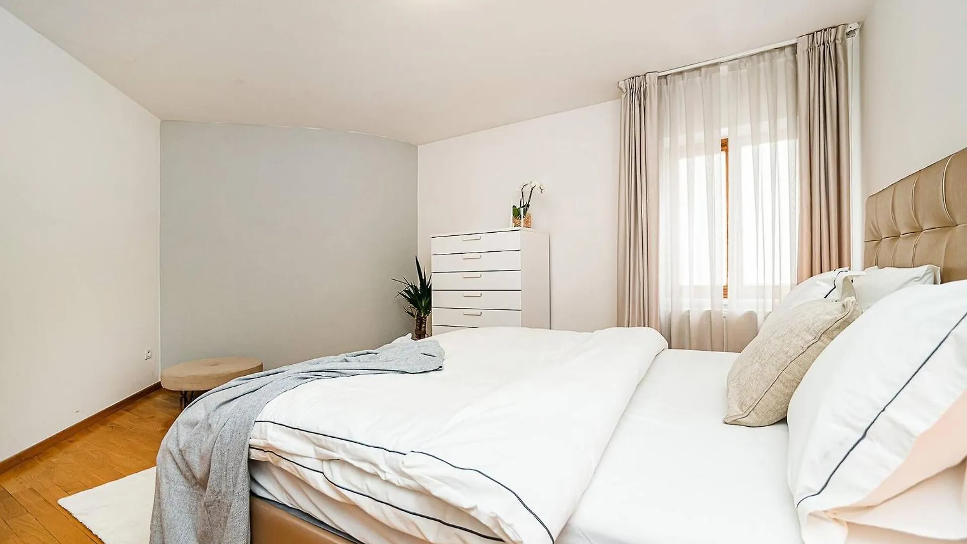 Lavish And Chic Duplex Apartment For Families And Couples براغ