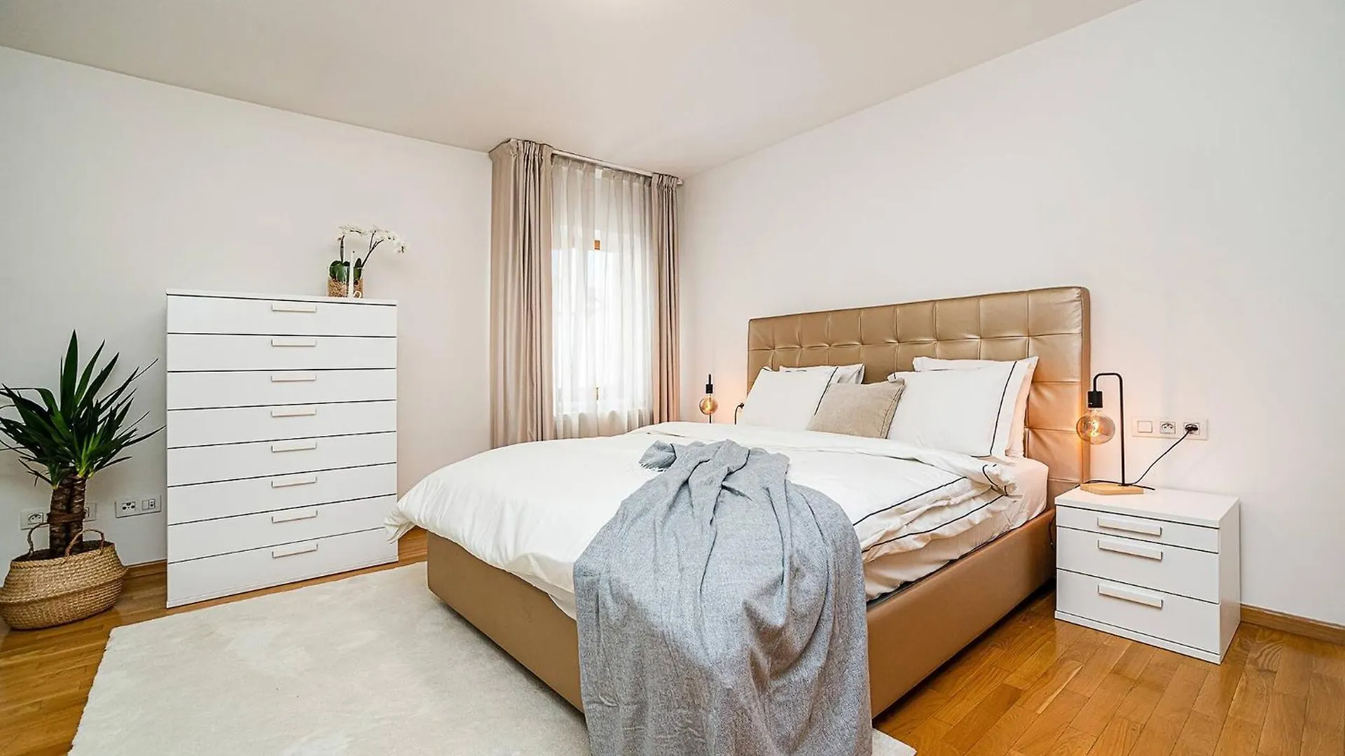 Lavish And Chic Duplex Apartment For Families And Couples براغ