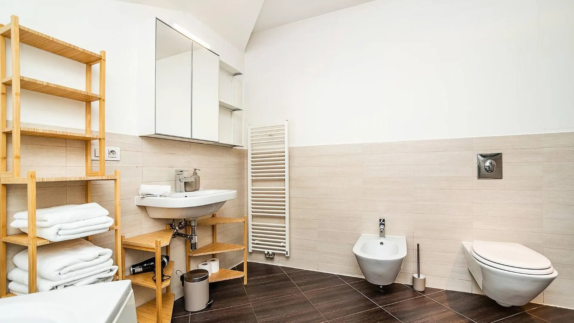 Lavish And Chic Duplex Apartment For Families And Couples براغ