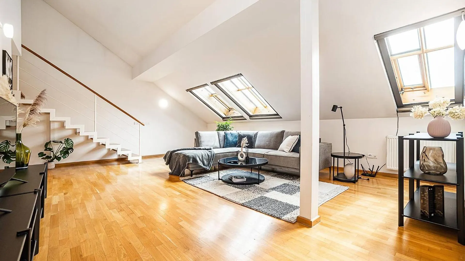 Lavish And Chic Duplex Apartment For Families And Couples Prag Tjekkiet