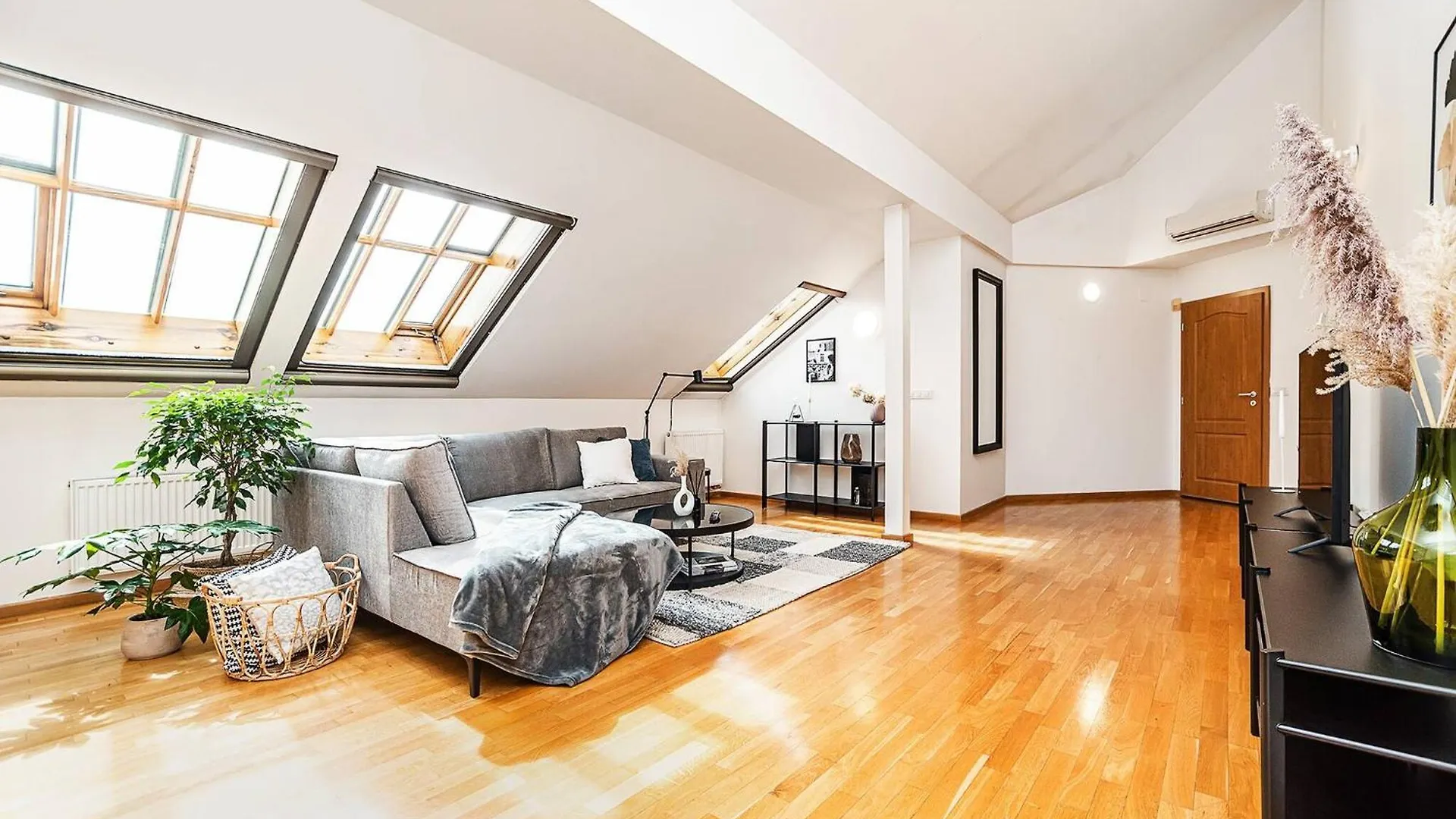 Lavish And Chic Duplex Apartment For Families And Couples براغ