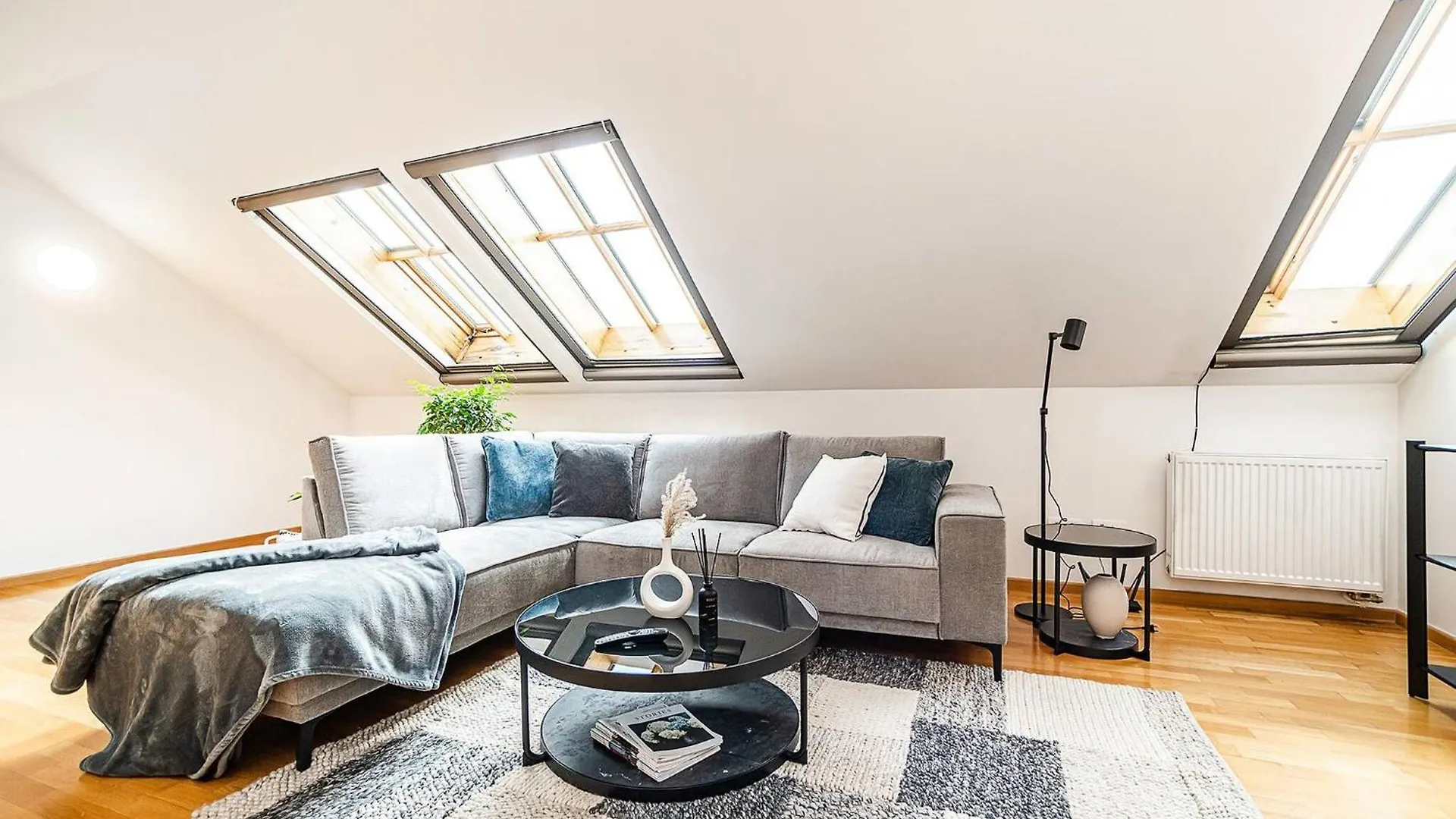 Lavish And Chic Duplex Apartment For Families And Couples Prag 0*,